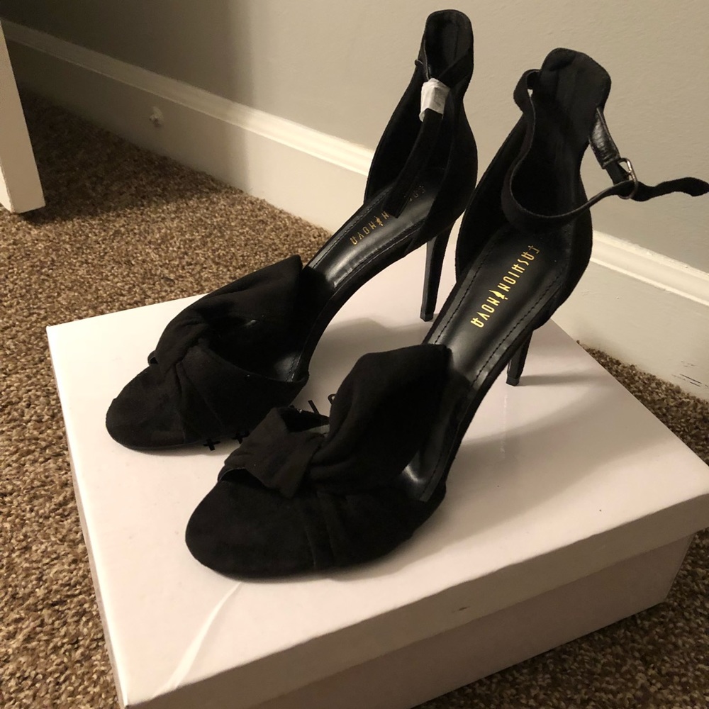 NEVER WORN!! Bought 2mths ago